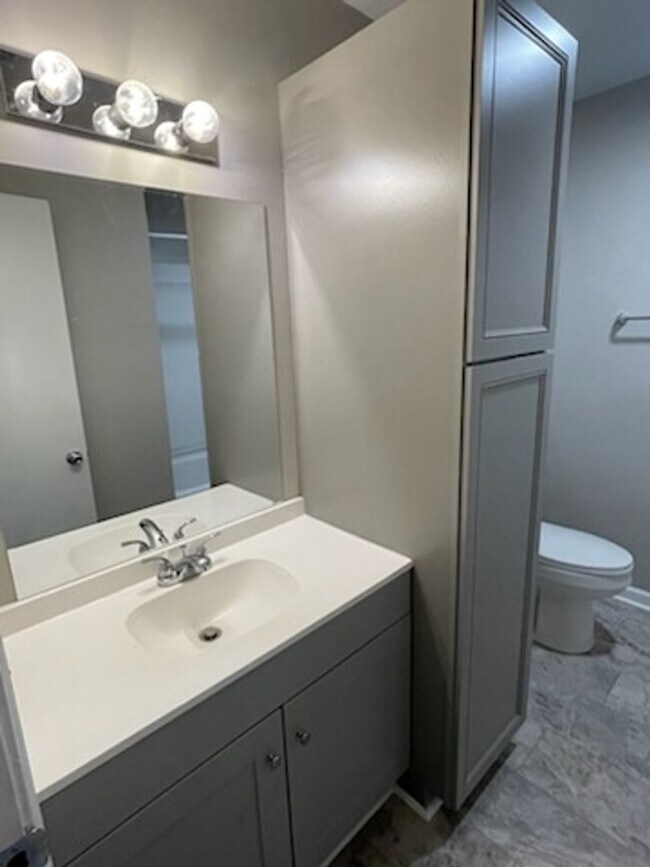 Building Photo - 301 Abbott Dr