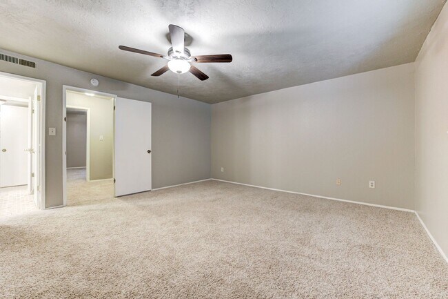 Building Photo - Cute Townhouse in the Heart of Norman, just minutes from OU!