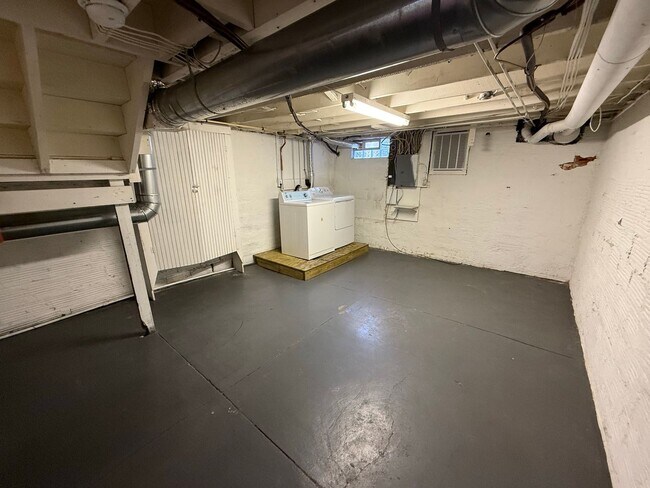 Building Photo - 2112-2120 Indianola Ave.