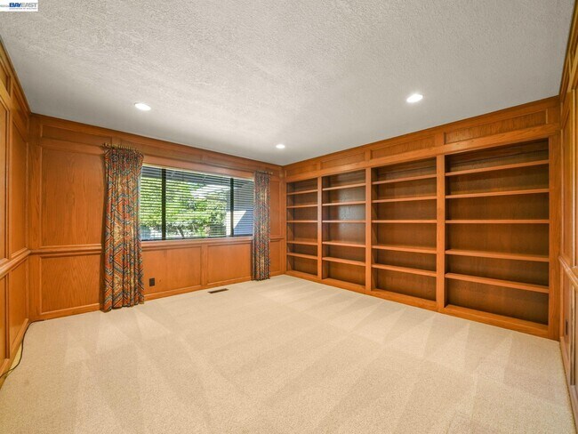 Building Photo - 261 St Paul Dr