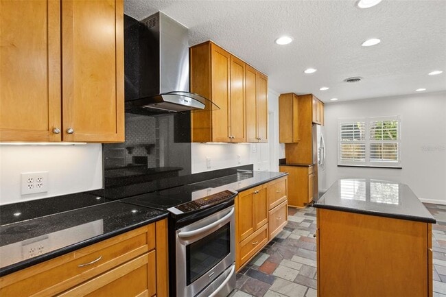 Building Photo - 1711 Chestnut Ave