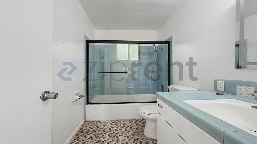 Building Photo - Unit 2