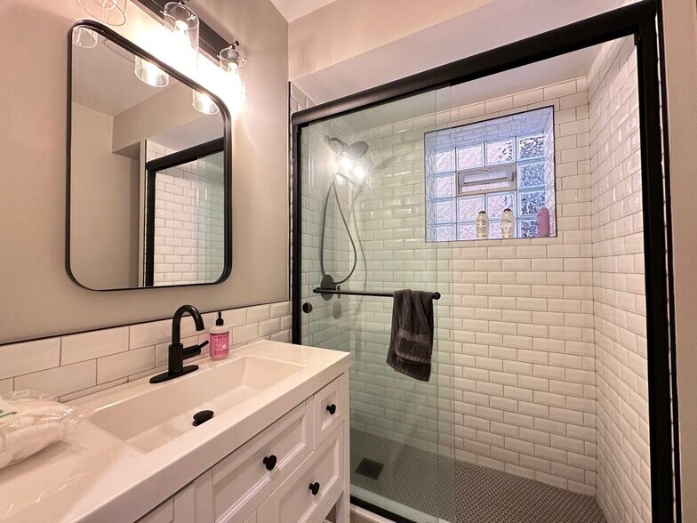 Building Photo - 1424 N Bosworth Ave