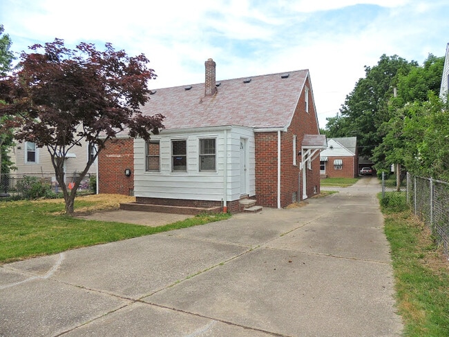 Building Photo - 4 Bed - 1.5 Bath Cape Cod for Rent in Eucl...