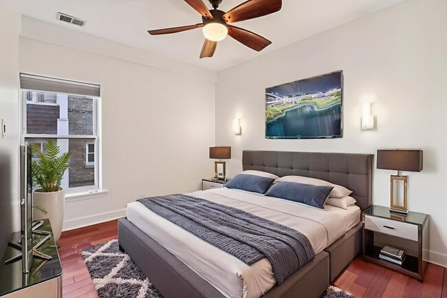 Building Photo - 7622 N Greenview Ave