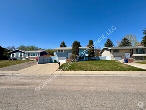 Building Photo - Large 3 Bedroom 2 Bath House w/Fenced Yard...