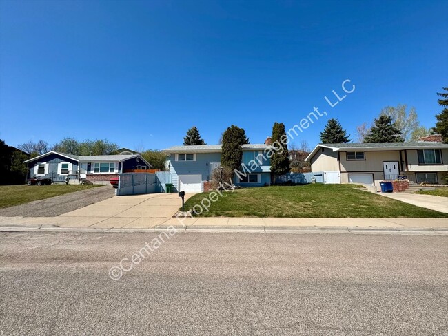 Primary Photo - Large 3 Bedroom 2 Bath House w/Fenced Yard...