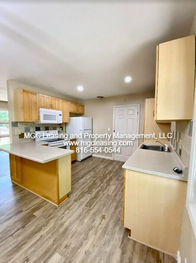 Building Photo - Charming Ranch Style Home Minutes From Dow...