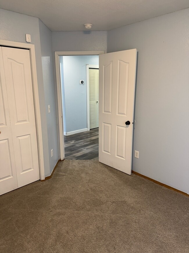 Building Photo - 1015 Flint Dr