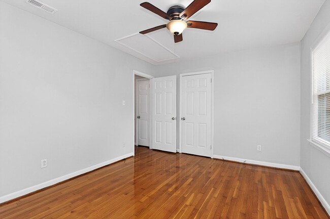 Building Photo - Spring Rent Special on this Adorable Two Bedroom Apartment Near Cotswold!