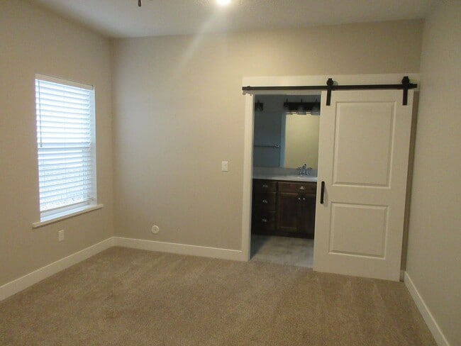 Building Photo - 3 bed 2.5 bath - Single Family Home in Crescent Hills