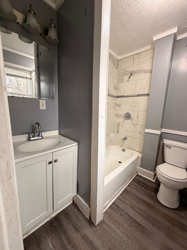 Building Photo - 6 Bedroom 1 Bathroom HOUSE