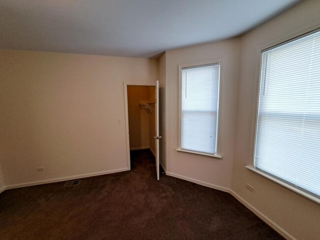 Building Photo - 1509 W Greenleaf Ave