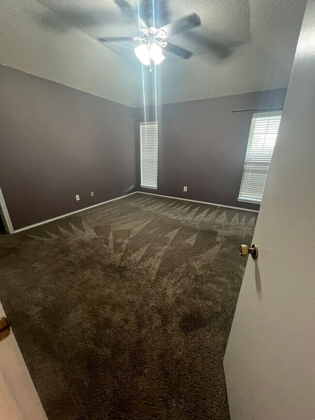 Building Photo - Very Nice 3 Bedroom