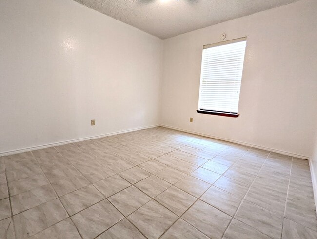 Building Photo - 2913 Lakewood Ct