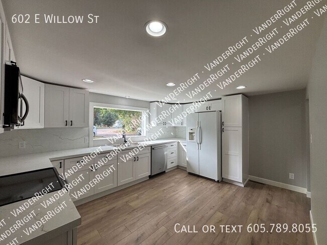 Building Photo - 602 E Willow St