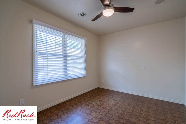 Building Photo - 3 Bedroom End Unit Home in Downtown St. Ge...
