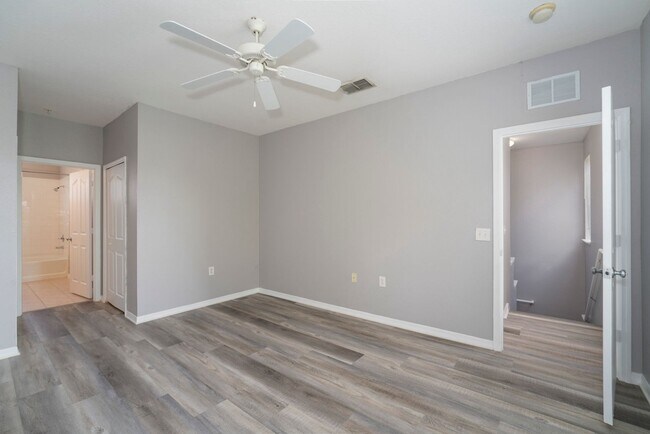 Building Photo - Nice 3/2.5 Townhouse with 2-Car Garage in ...