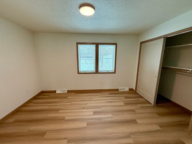 Building Photo - 1004 Castlewood Dr