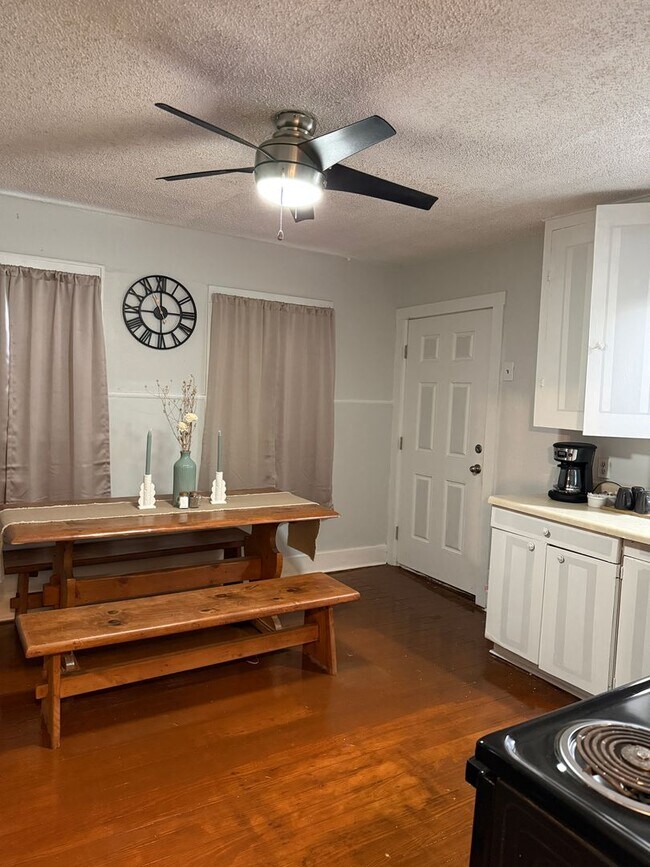 Building Photo - Charming 2-bedroom, 1-bath home