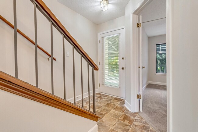 Building Photo - 208 Southlake Ct