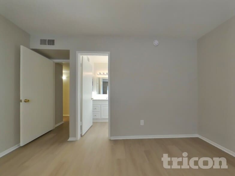 Building Photo - 955 W Santa Cruz Dr