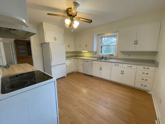 Building Photo - Hartland Single Family Ranch Home, 3 Bed, 1.5 Bath, Attached Garage