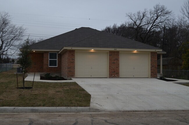 Building Photo - 211 Coby Dr