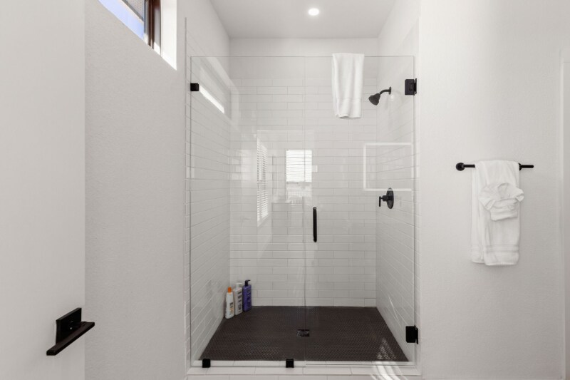 Building Photo - 1619 Lakeshore Dr