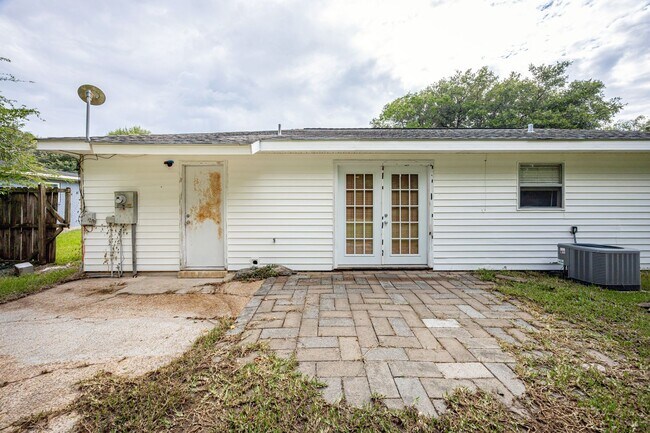 Building Photo - 2840 Gardendale Ave