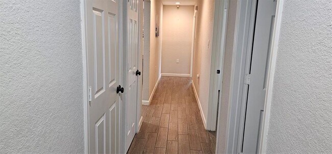 Building Photo - 10022 Cedardale Dr