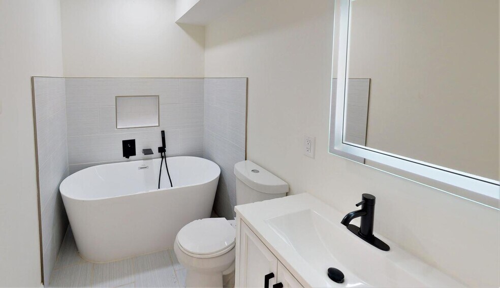 Building Photo - Modern update Petworth rowhouse near Fort ...