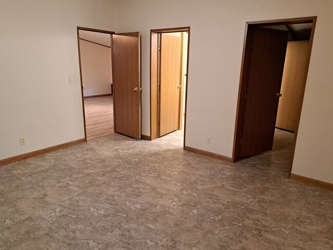 Building Photo - Ranch style 3 BR 2 BA