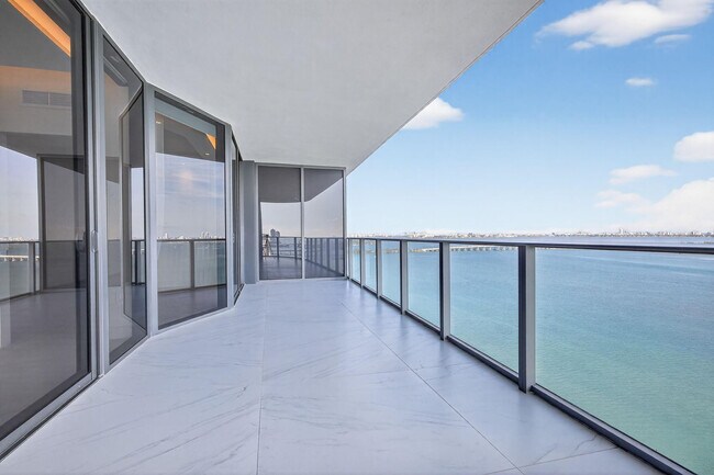 Building Photo - 700 NE 24th St