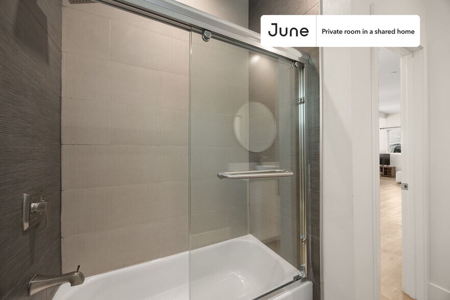 Building Photo - Private bedroom in 4 bed/4 bath Home