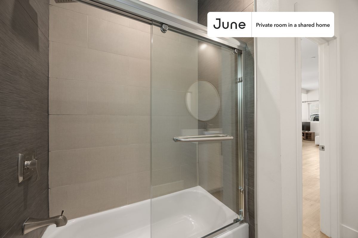 Building Photo - Private bedroom in 4 bed/4 bath Home