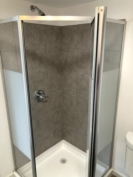 Walk-in Shower - 495 Annie Lee Rd