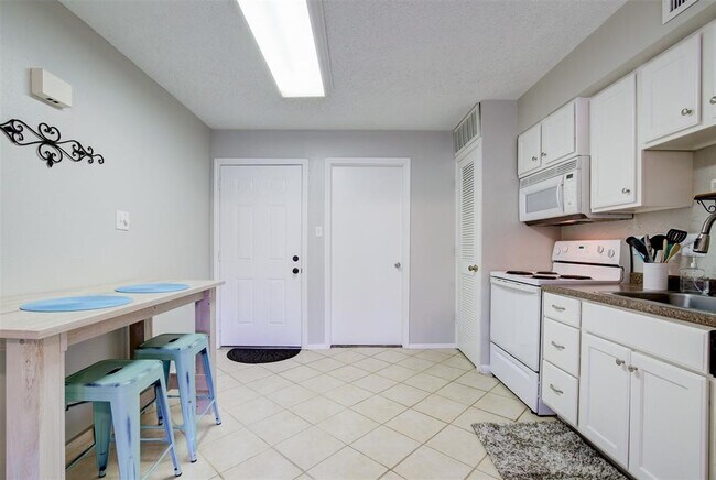 Building Photo - 12900 Walden Rd