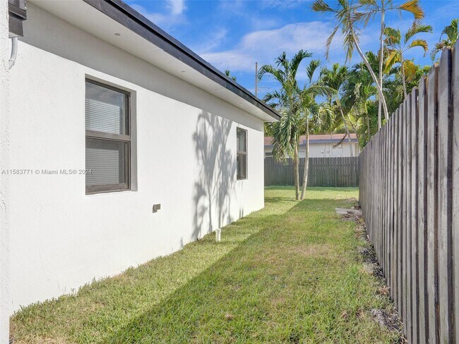 Building Photo - 3661 NE 8th Ave