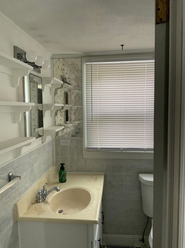 Building Photo - Available Now!!! Spacious Four bedroom home in Gastonia.