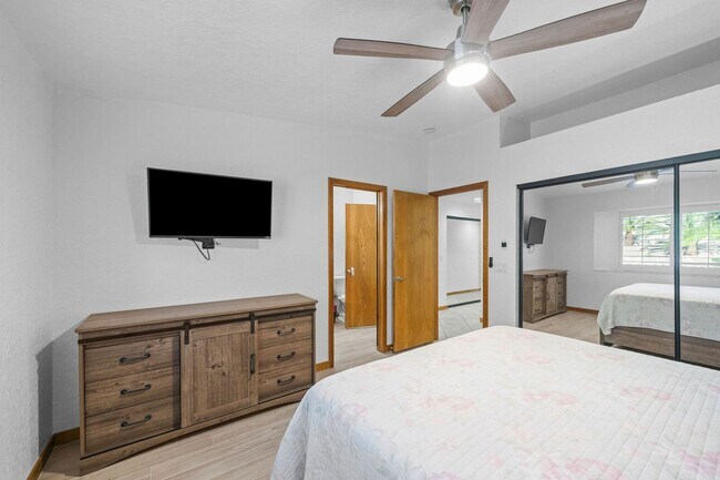 Building Photo - 4 Bedroom Pool Home on the Golf Course