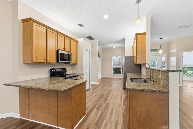 Building Photo - 7 Deerwood St