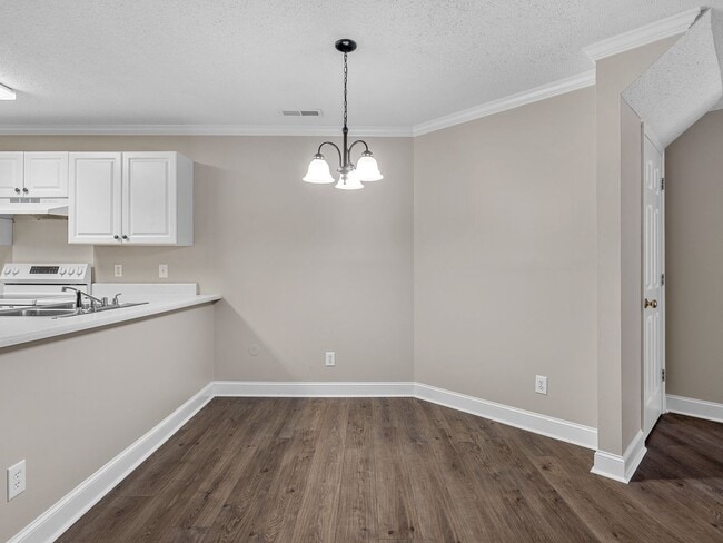 Building Photo - Freshly Renovated 2 BR, 2.5 BA Townhome Ce...