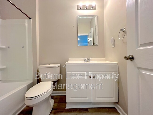 Building Photo - 613 1/2 Charlotte Ave