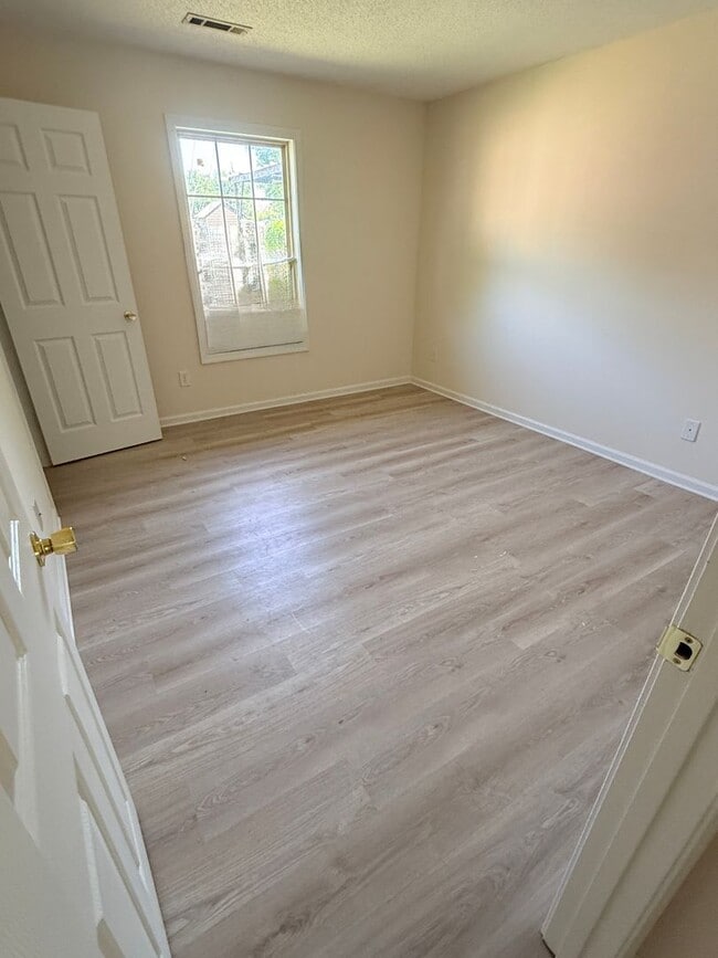 Building Photo - 3 bedroom 2 bath house