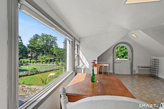 Building Photo - 723 Riverbank Rd