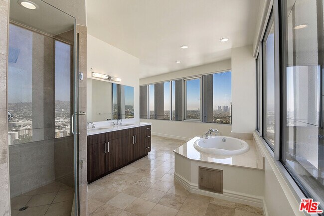 Building Photo - 5670 Wilshire Blvd