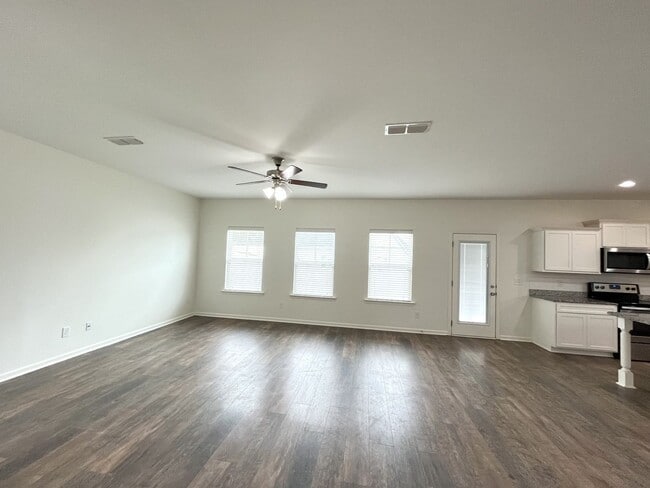 Building Photo - Huge home in Spring Hill!