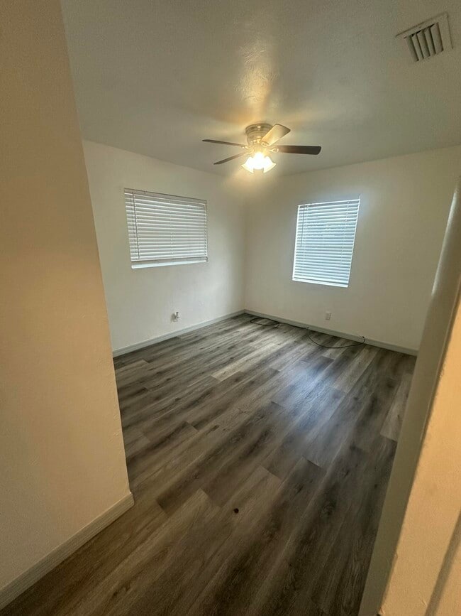 Building Photo - 555 W 6th St