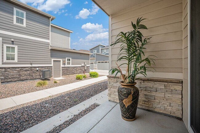 Building Photo - Spacious 3 bedroom home in the heart of Ly...
